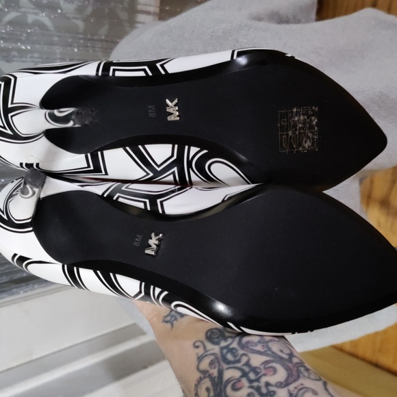 Michael Kors 8 black and white 4inch heel. - Picture 4 of 4